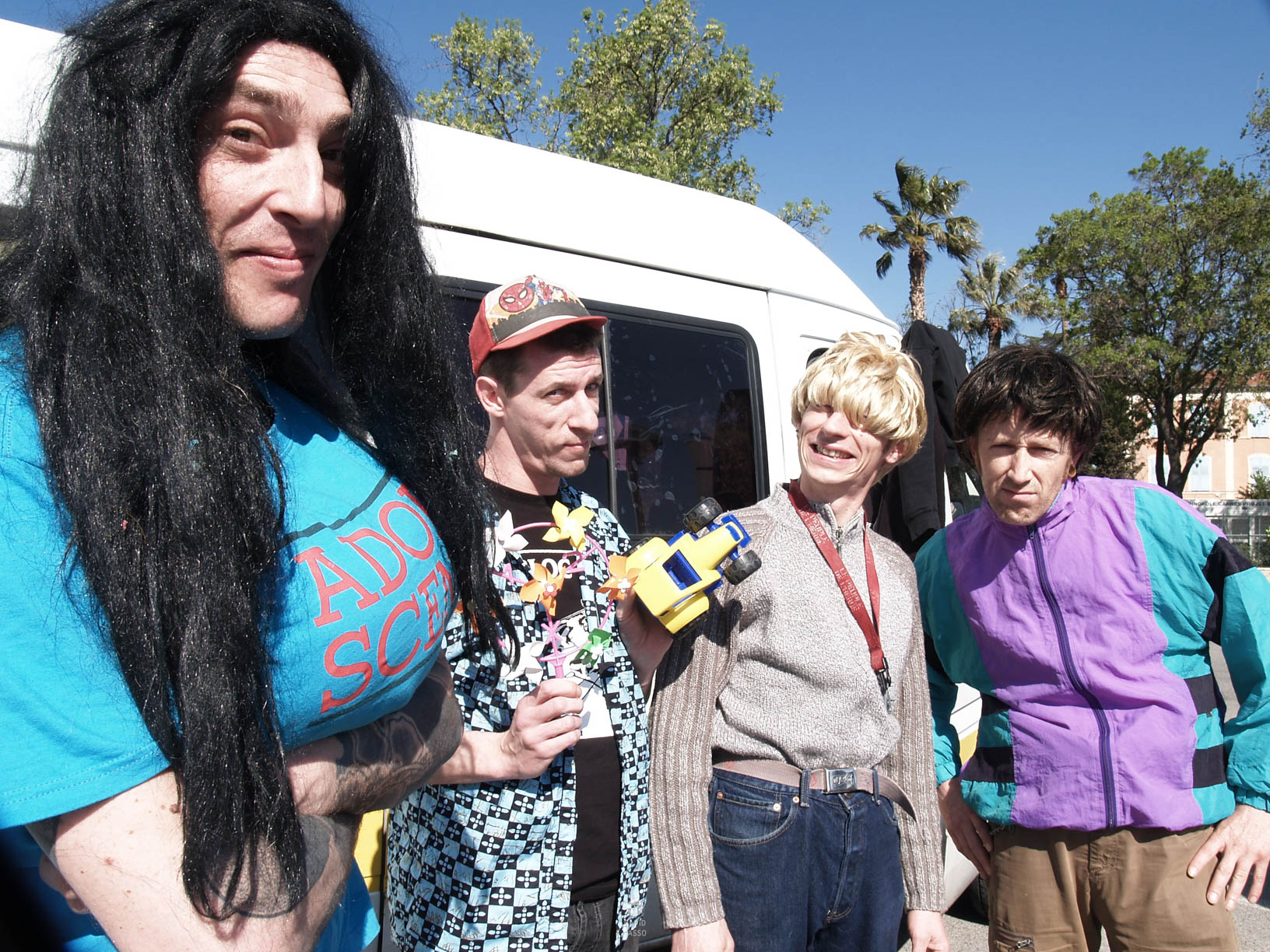 Les membres de Burning Heads déguisés sur le tournage du clip d'ISP à Cannes, photographie de David Basso.