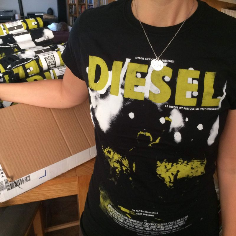 Merchandising du documentaire DIESEL : DVD, vêtements et accessoires punk rock.