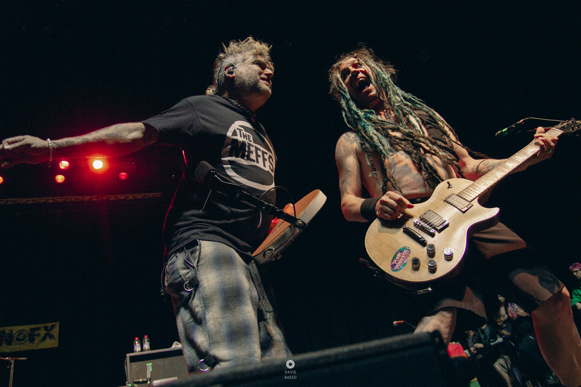 Fat Mike et Eric Melvin de NOFX en concert, photographiés par David Basso.